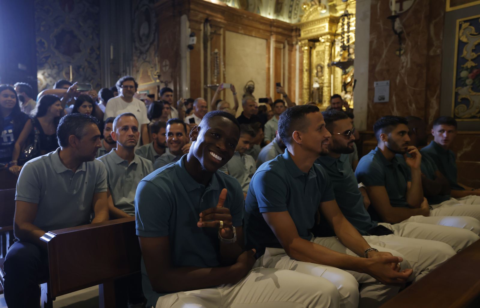 La visita del Betis a la Basílica de la Macarena., todas las fotos