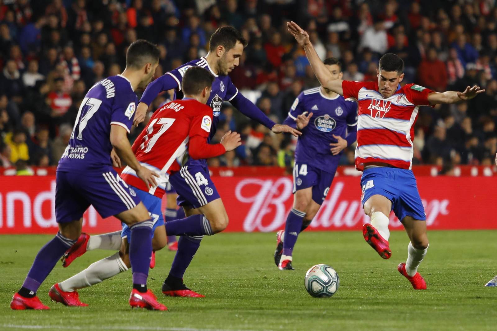 Carlos Fernández trata de interceptar un pase de un jugador del Vallladolid.