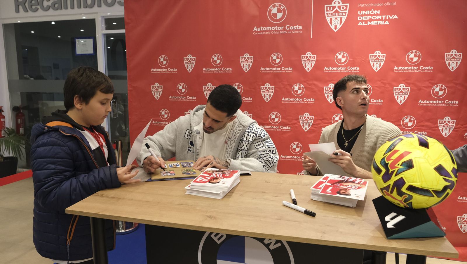 Jon Mocillo y Miguel de la Fuente firman autógrafos en Automotor Costa BMW