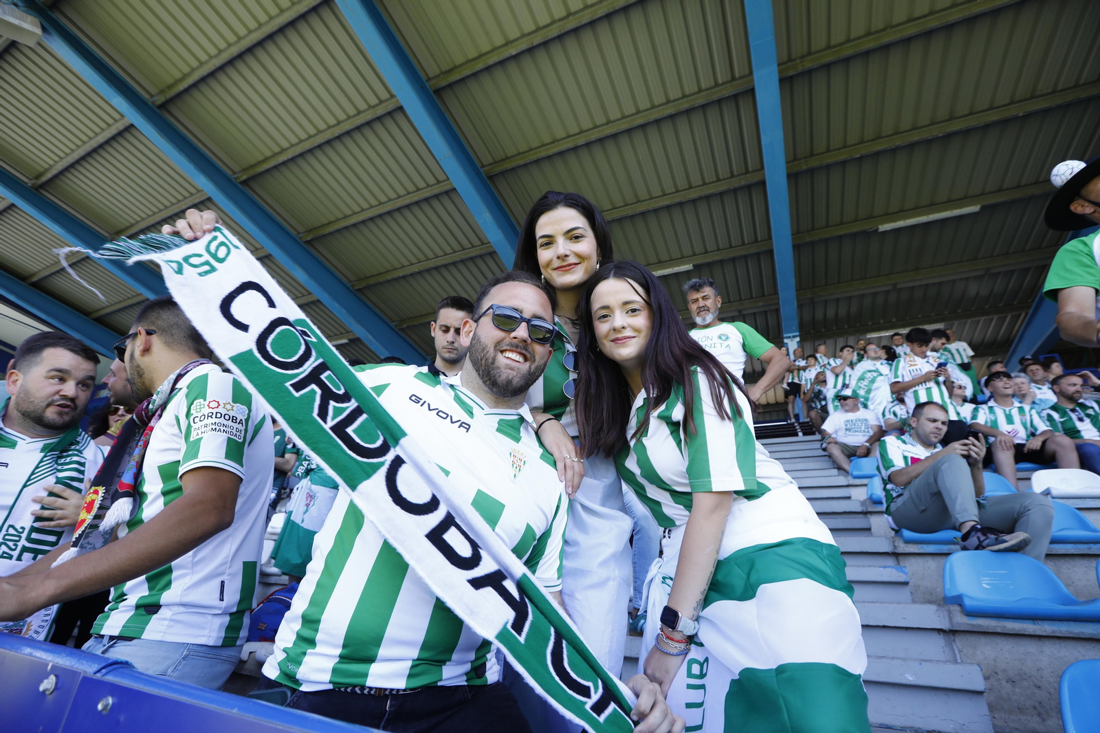 Las mejores fotos de la afición del Córdoba CF en el partido ante la Ponferradina en El Toralín Las mejores fotos de la afición del Córdoba CF en el partido ante la Ponferradina en El Toralín