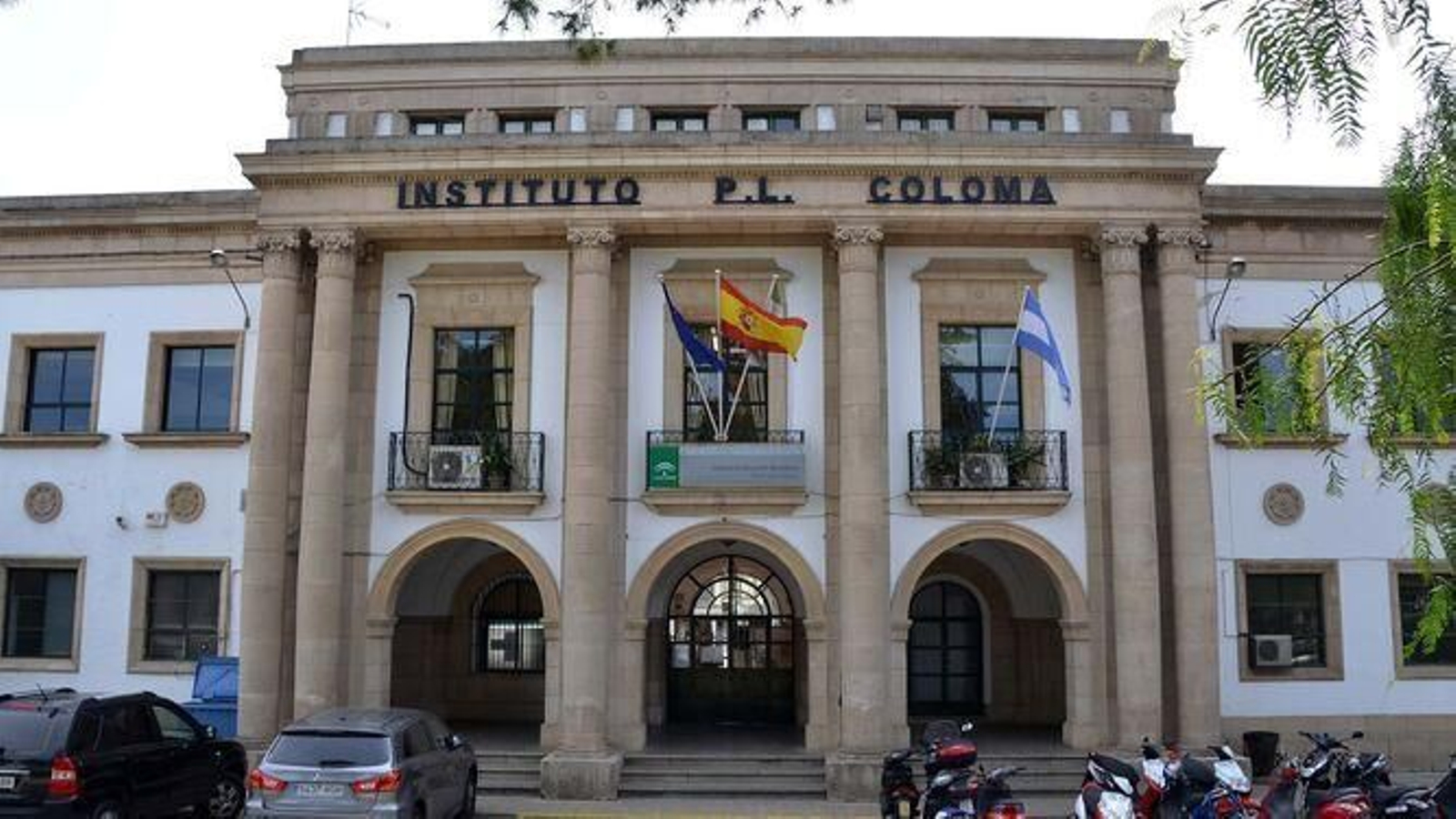 La fachada del IES Padre Luis Coloma