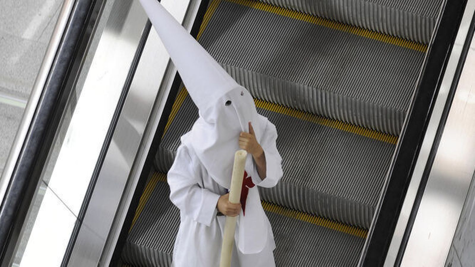 Un nazareno en el Metro de Sevilla