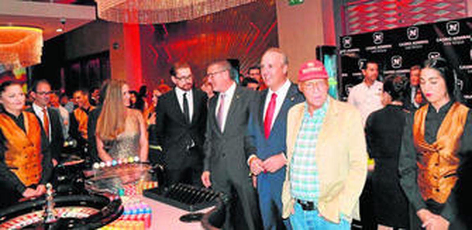 Niki Lauda, con una gorra, junto al alcalde de San Roque, Juan Carlos Ruiz Boix.