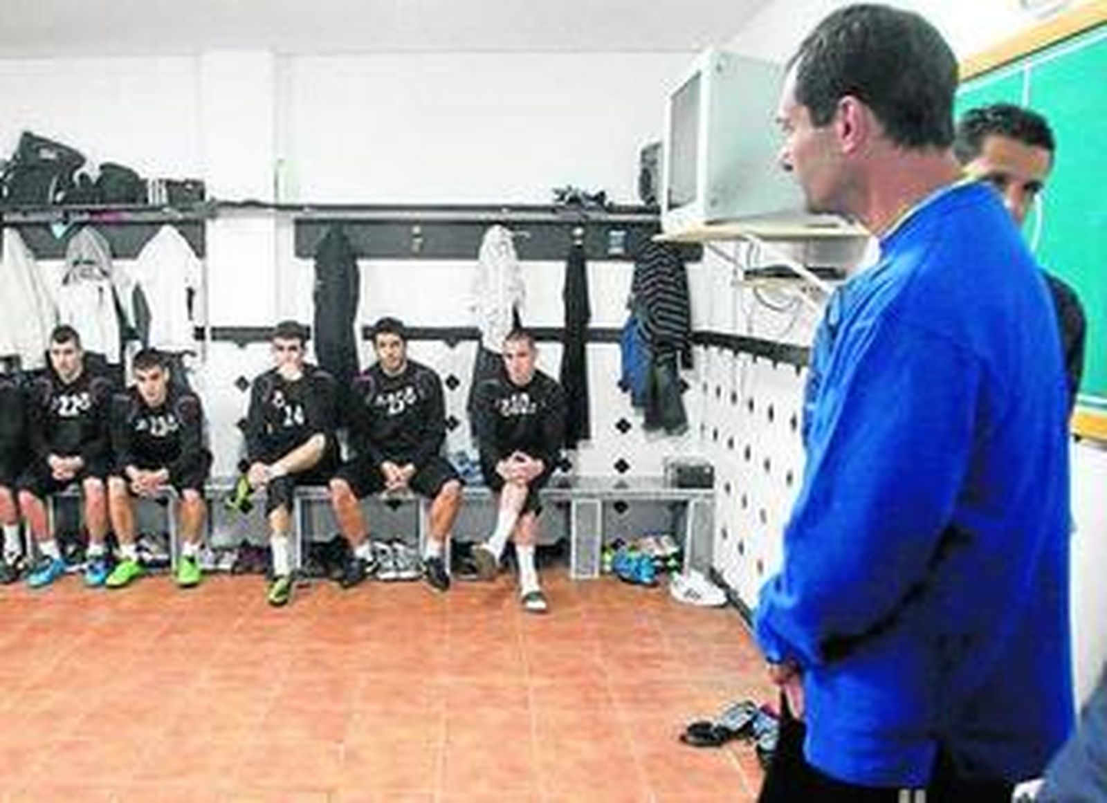 El nuevo técnico, durante su reunión en vestuarios.