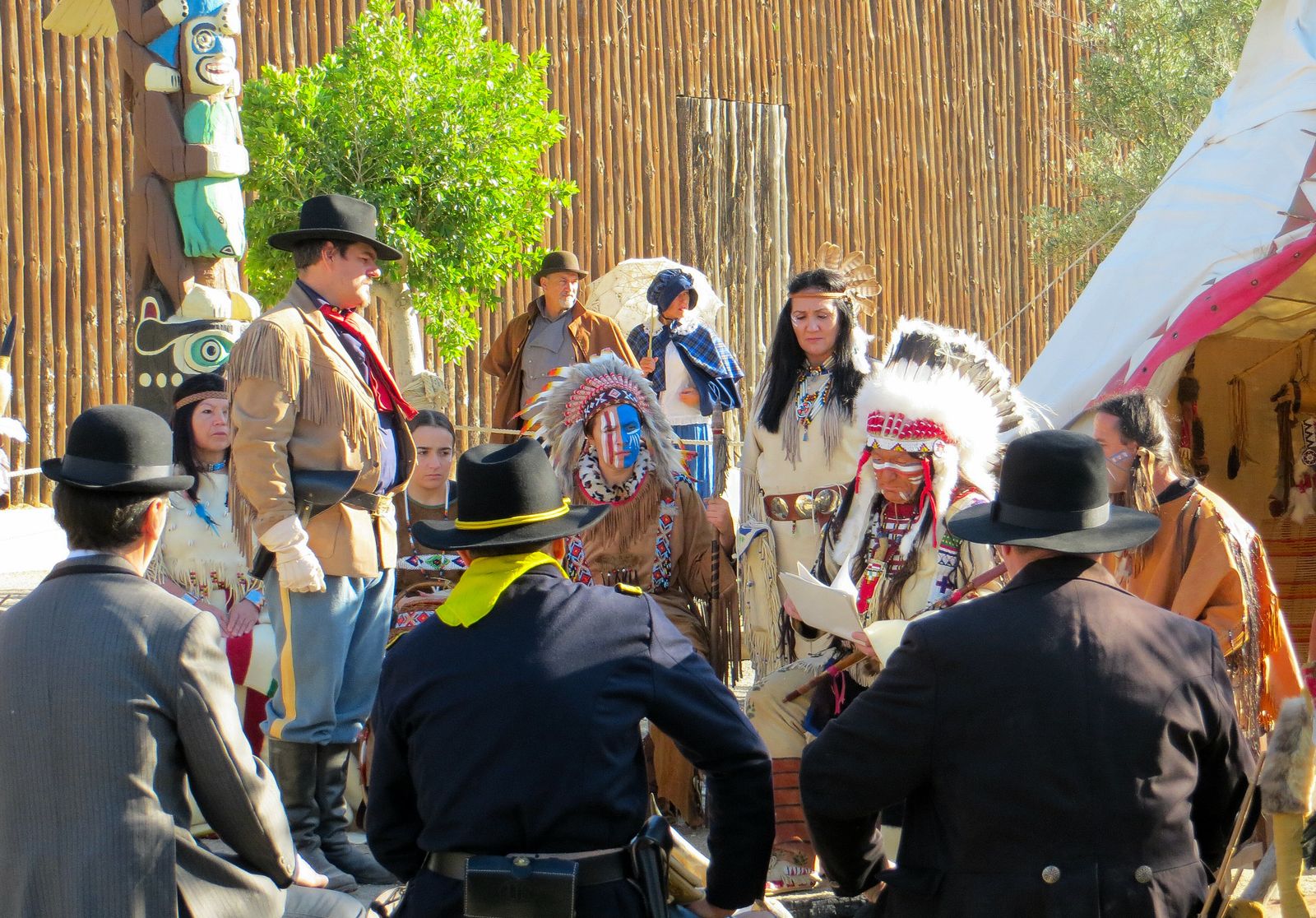 Distintos grupos de recreadores se han dado cita en el Parque Oasys MiniHollywood.