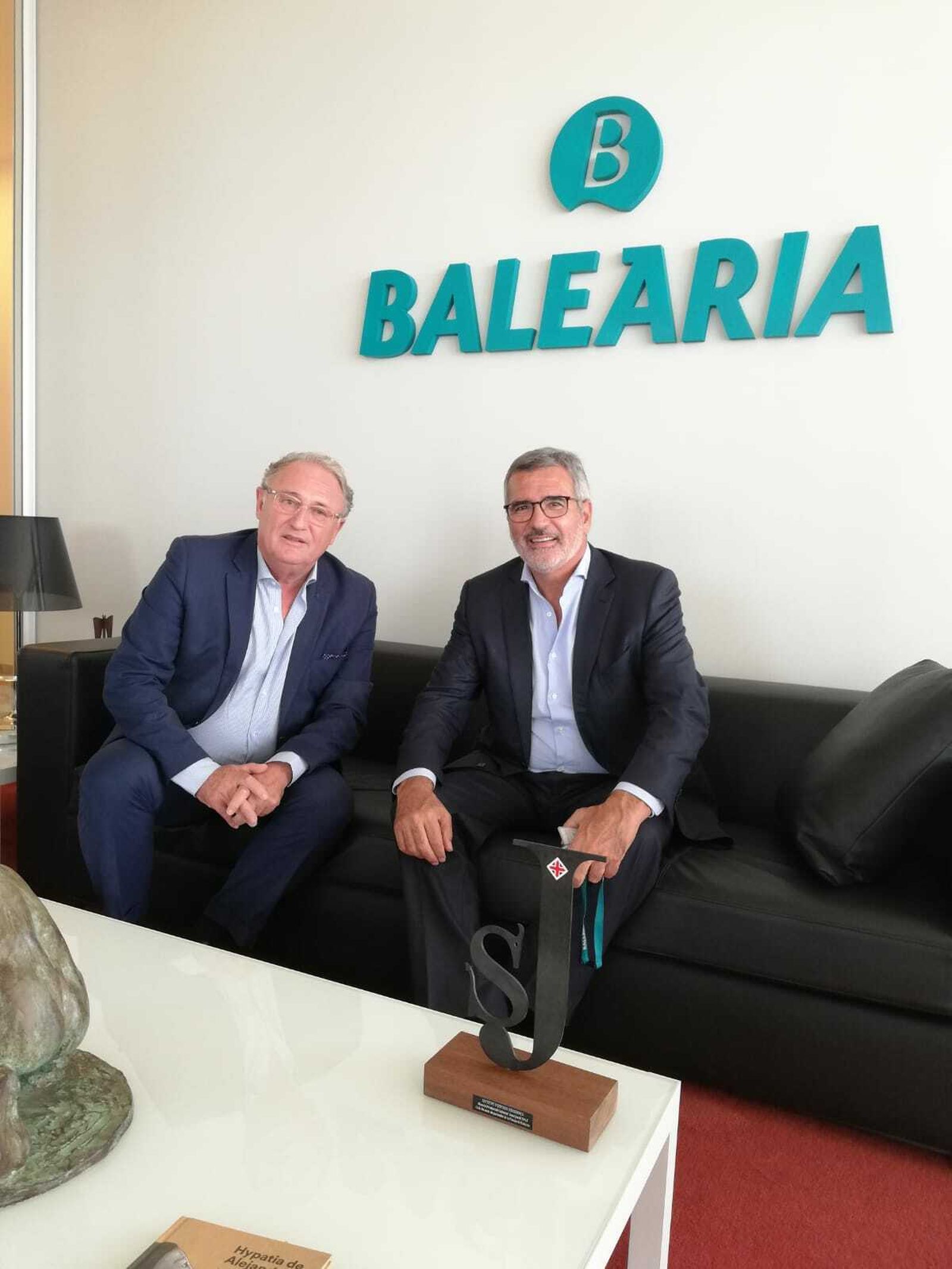 Jesús Caicedo analiza con el presidente de Baleària el operativo de la naviera en el Puerto de Almería