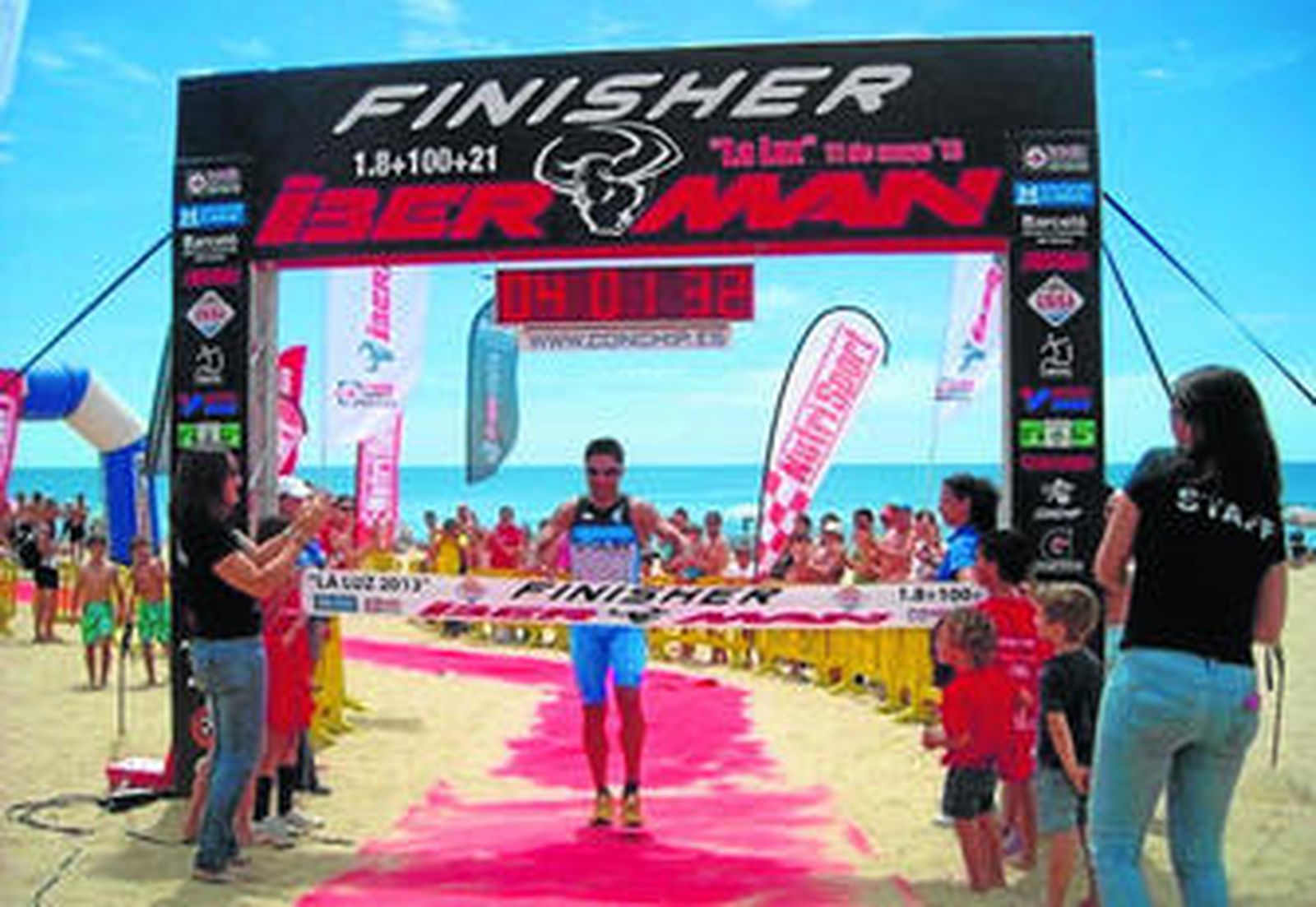 El madrileño Héctor Guerra, entrando en la meta en la prueba disputada en mayo en tierras onubenses.