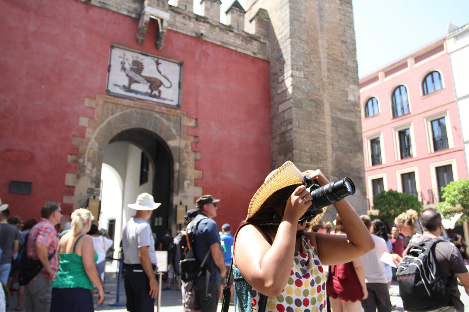 Turistas esperan para visitar el Real Alcázar de Sevilla
