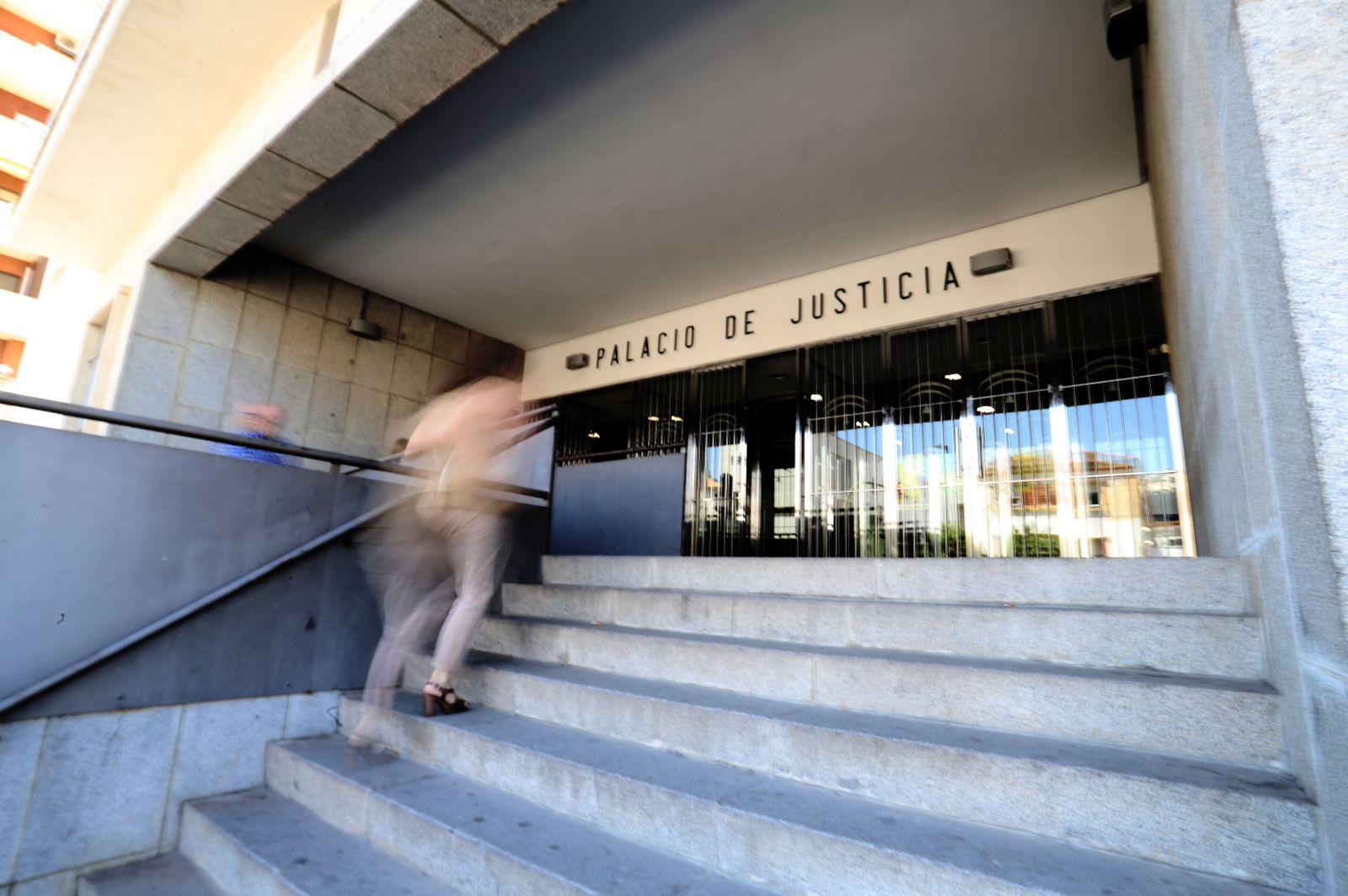 Acceso principal a la Audiencia Provincial de Huelva.