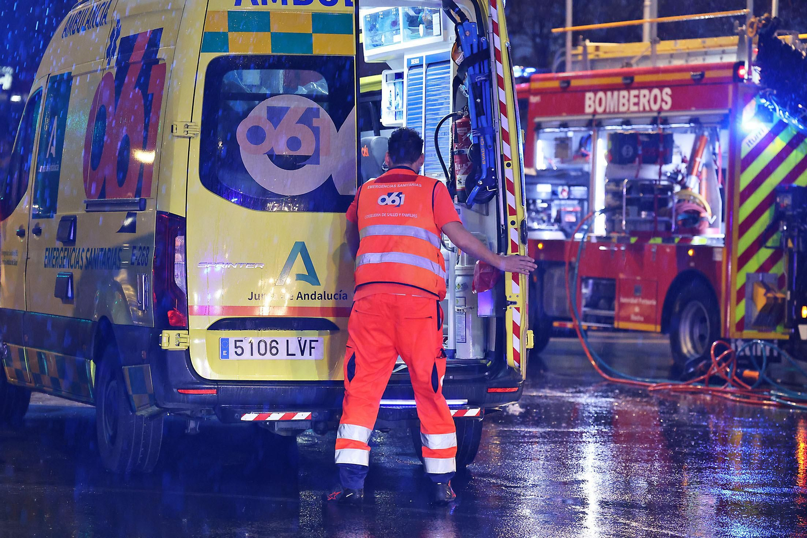 Las espectaculares imágenes del rescate de una persona en un accidente de tráfico en Huelva