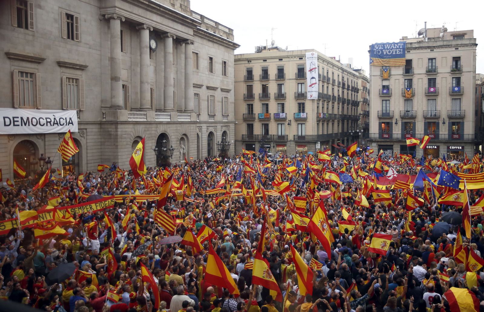 La marcha por la "unidad de España" en Barcelona, en imágenes