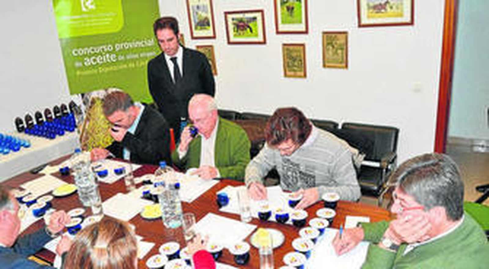 El panel de expertos desarrolla la cata en el Centro Agropecuario.