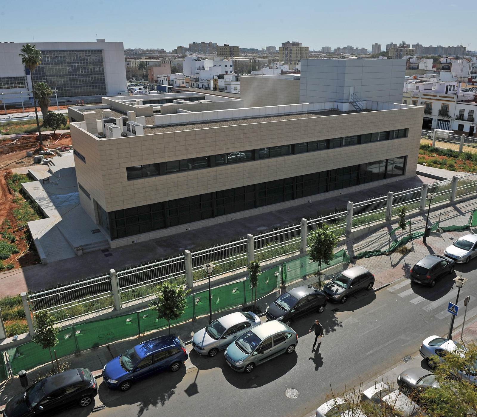 Vista aérea del centro cívico ubicado en el mismo solar de la comisaría y del parque de La Ranilla.