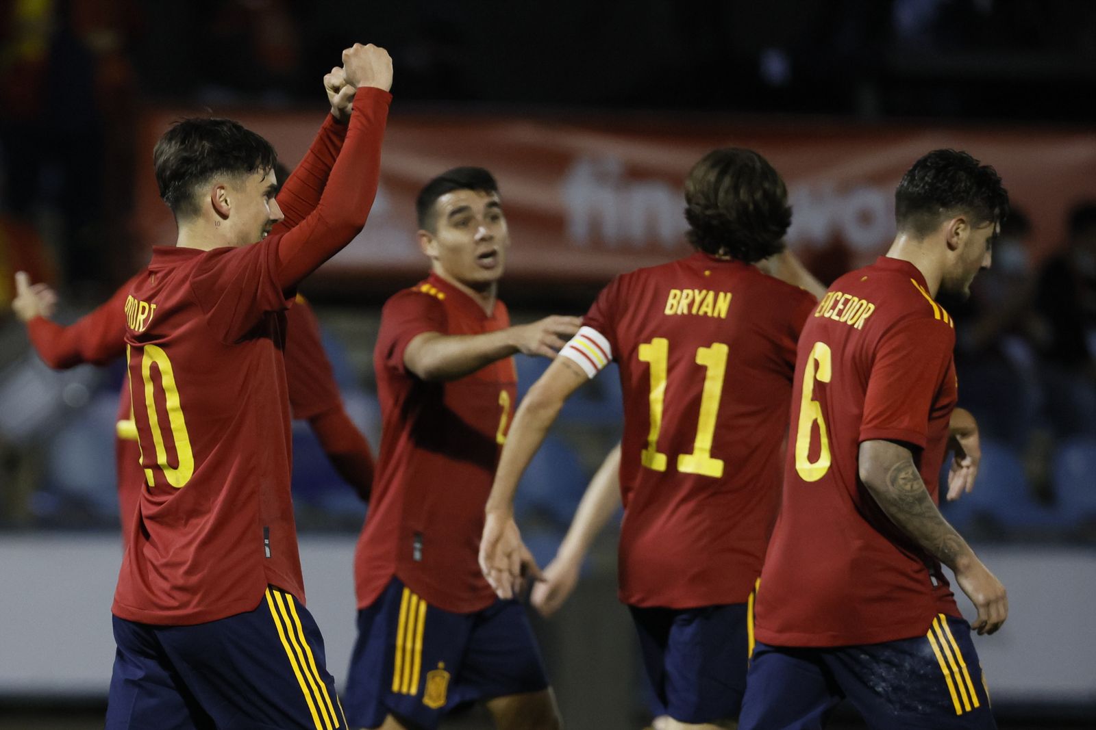 Víctor Gómez habla con Bryan Gil tras un gol.