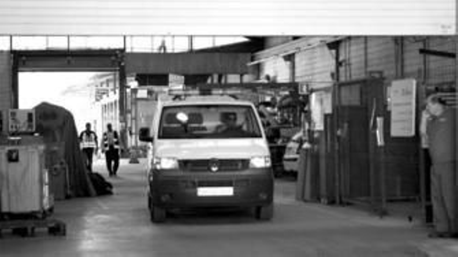 Imagen de la furgoneta en la que trasladaron el cuerpo del fallecido desde las instalaciones de Ensa.