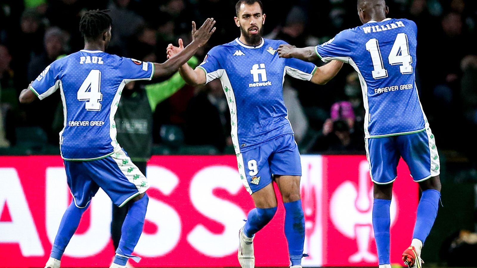 Borja Iglesias celebra uno de los goles del Betis con Paul y William Carvalho.