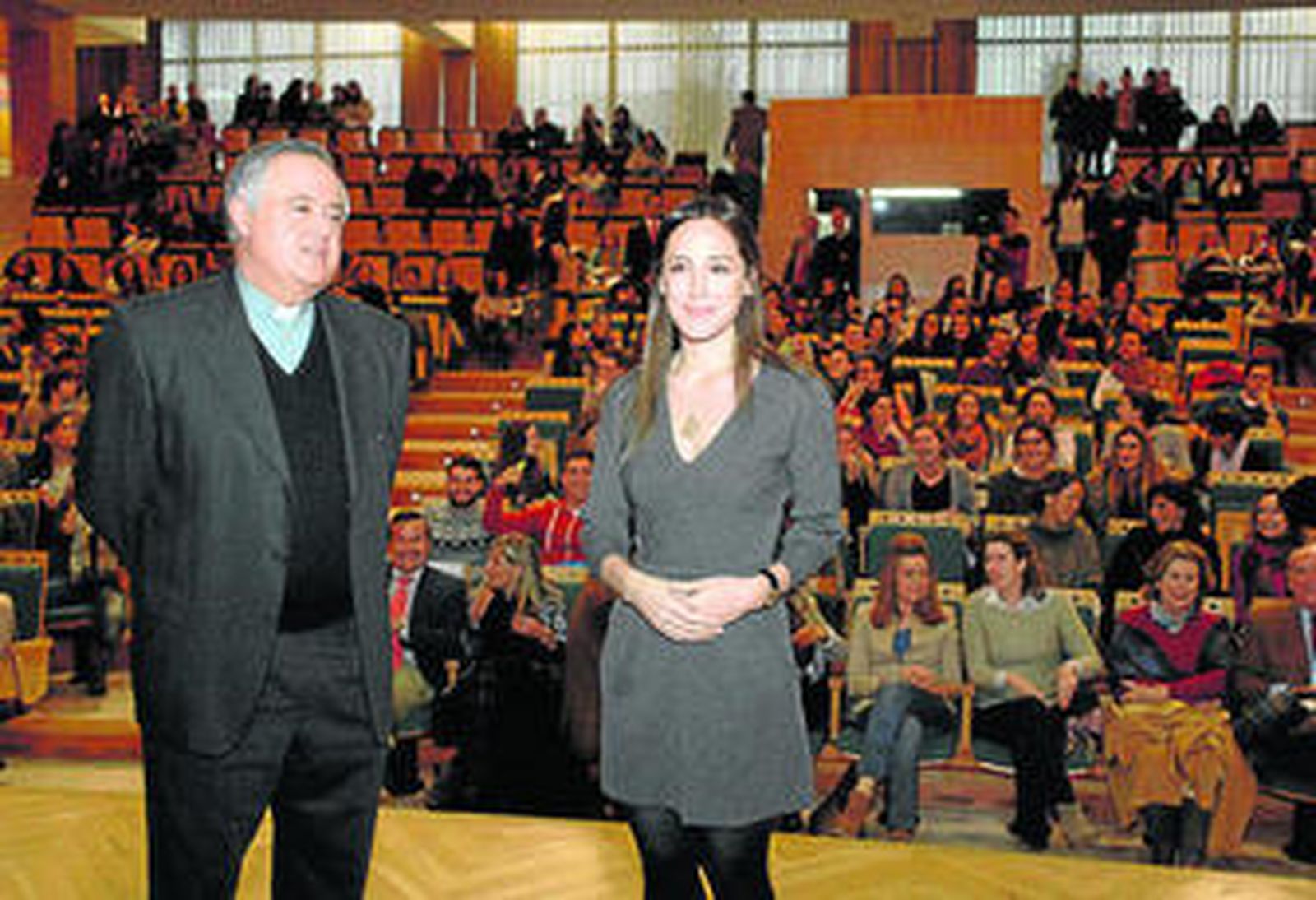 El padre Manuel Orta y Tamara Falcó Preysler, ayer, en el salón de actos del CEU San Pablo.