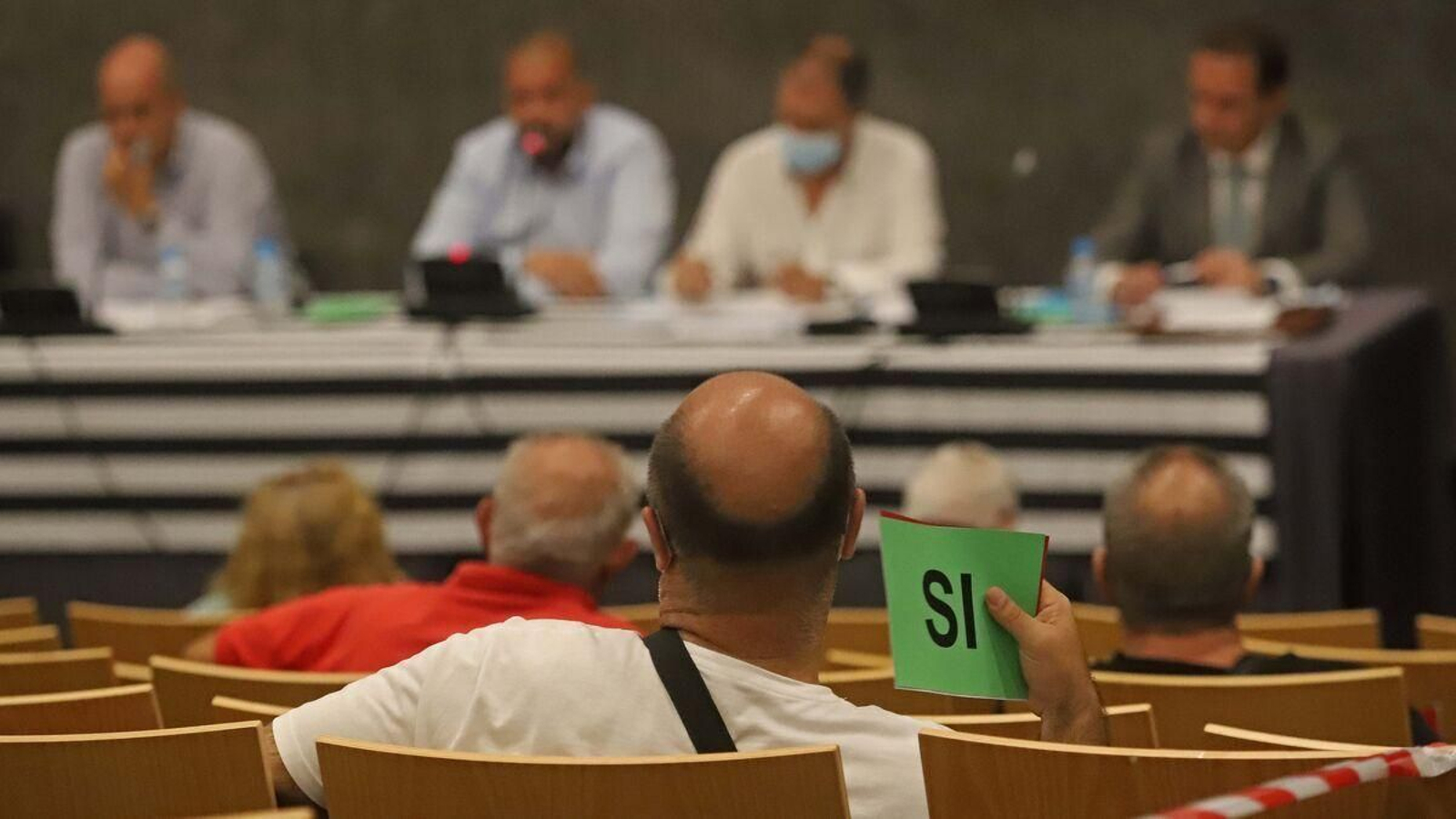 Un socio muestra se prepara para expresar su respaldo a la SAD durante una asamblea