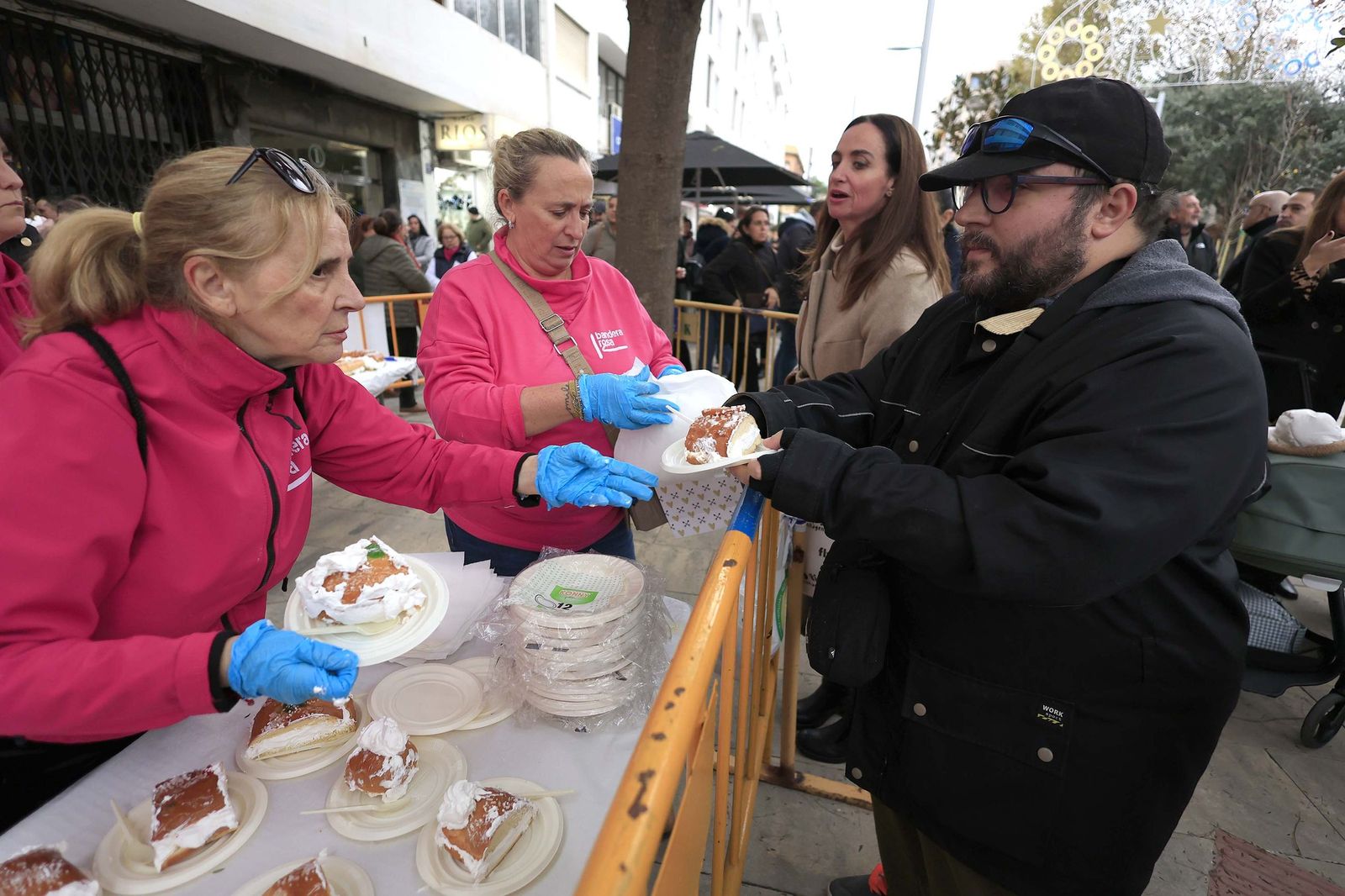 Las fotos del roscón de Reyes solidario en Algeciras