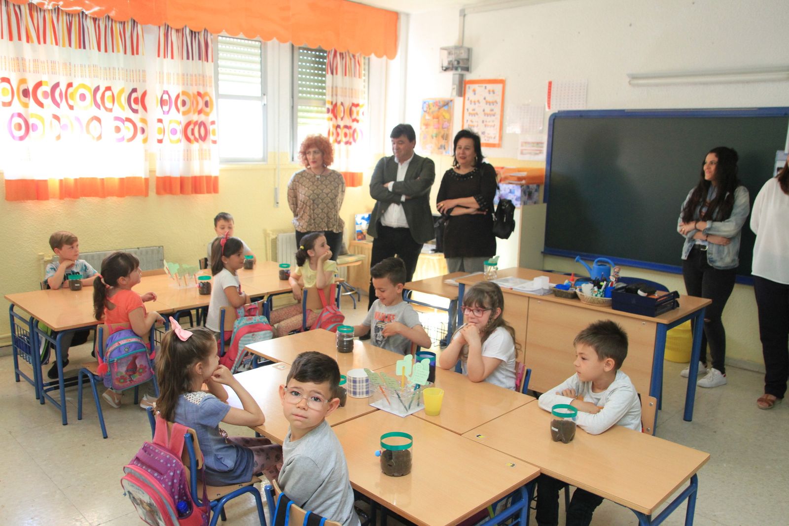 Imágenes de la plantación de árboles llevada a cabo en el colegio Los Rosales, con motivo del incendio del año pasado