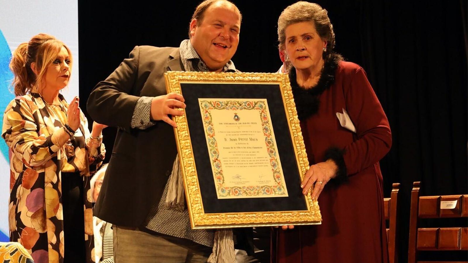 Manuela Pérez Aquino recibe en nombre de su padre Juan Pérez Mora el Premio de la Villa a las Artes Flamencas