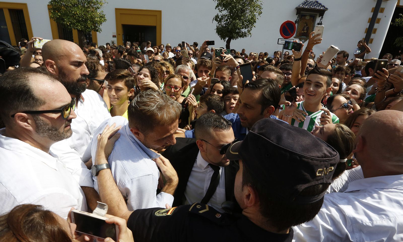La ofrenda floral del Betis a la Virgen de Valme de Dos Hermanas
