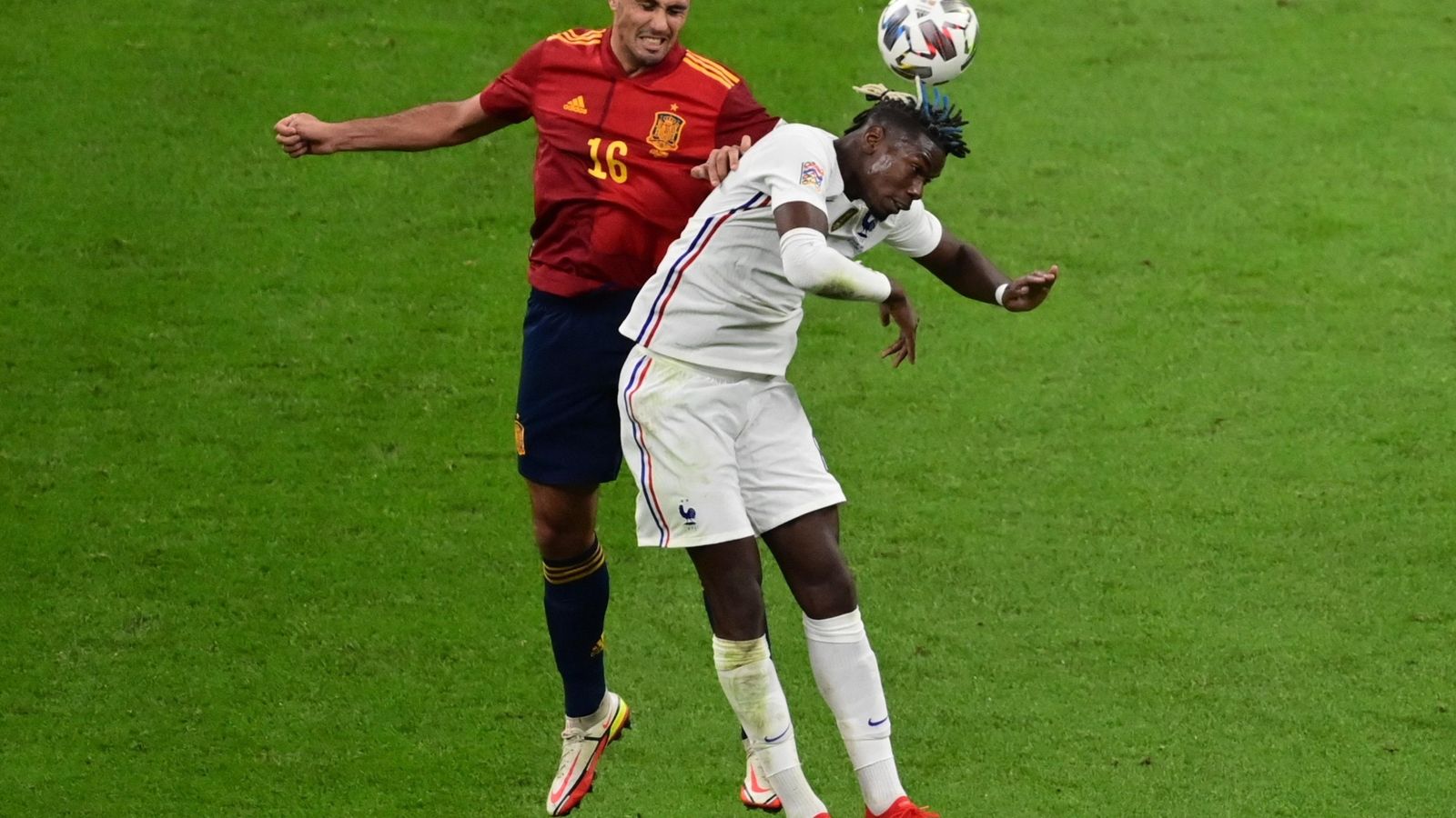 Pogba y Rodri luchan por un balón aéreo.