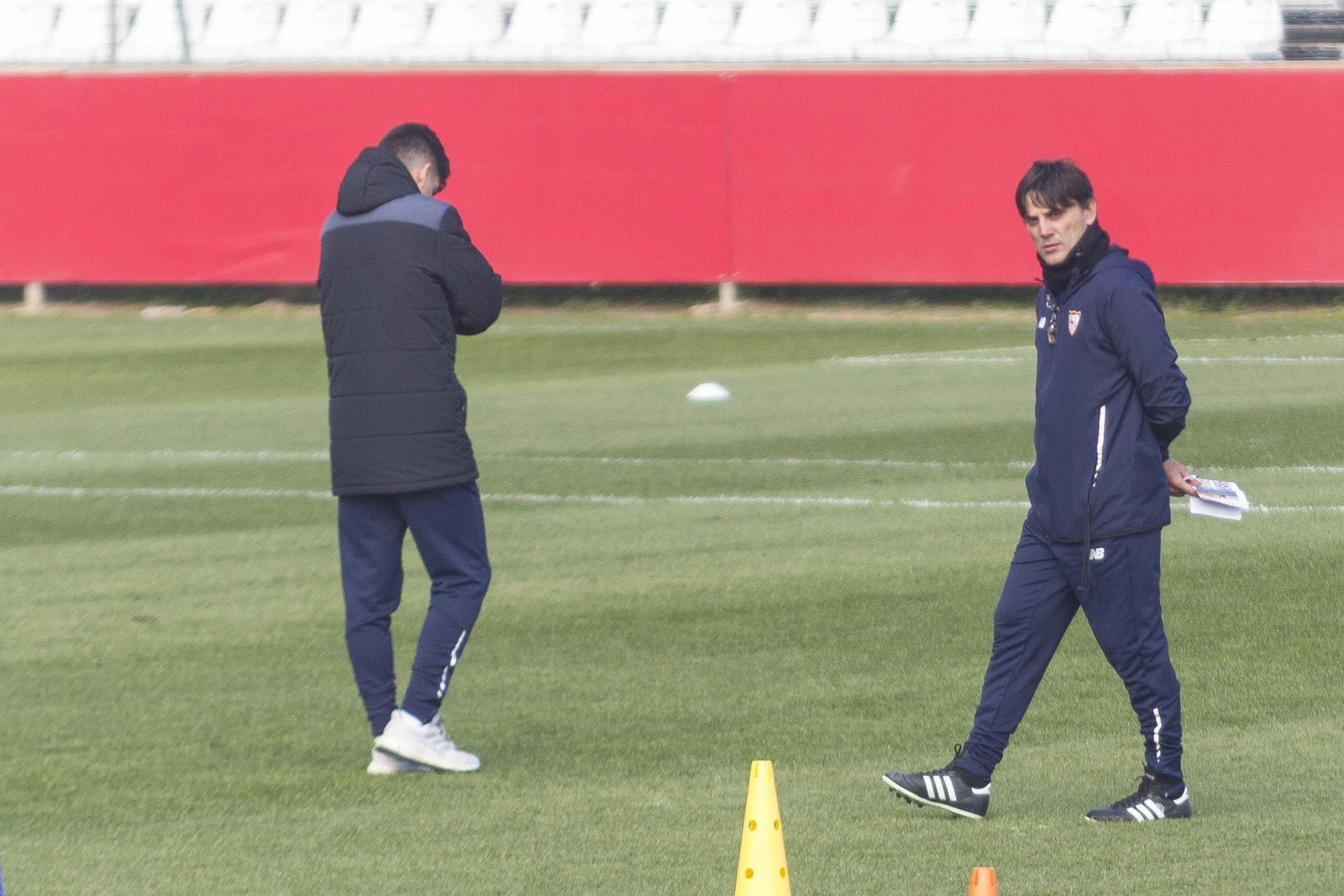 Montella observa el entrenamiento de esta mañana en la ciudad deportiva.