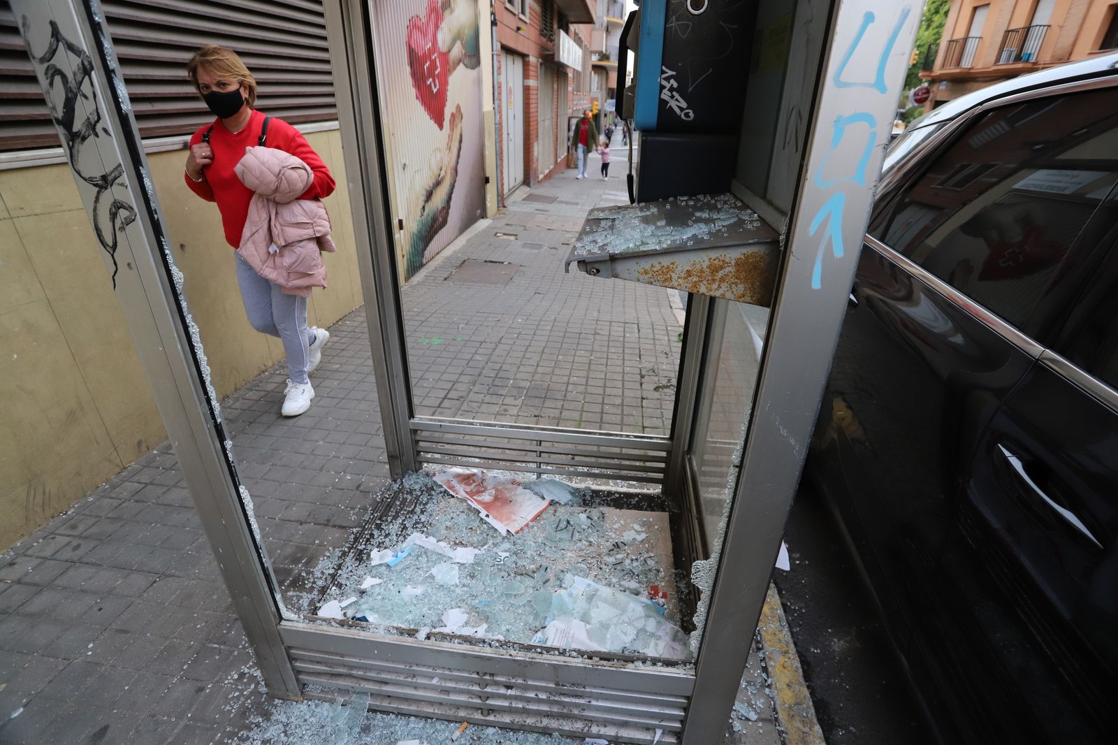Imágenes de las consecuencias del vandalismo en la cabina telefónica del Paseo de Buenos Aires