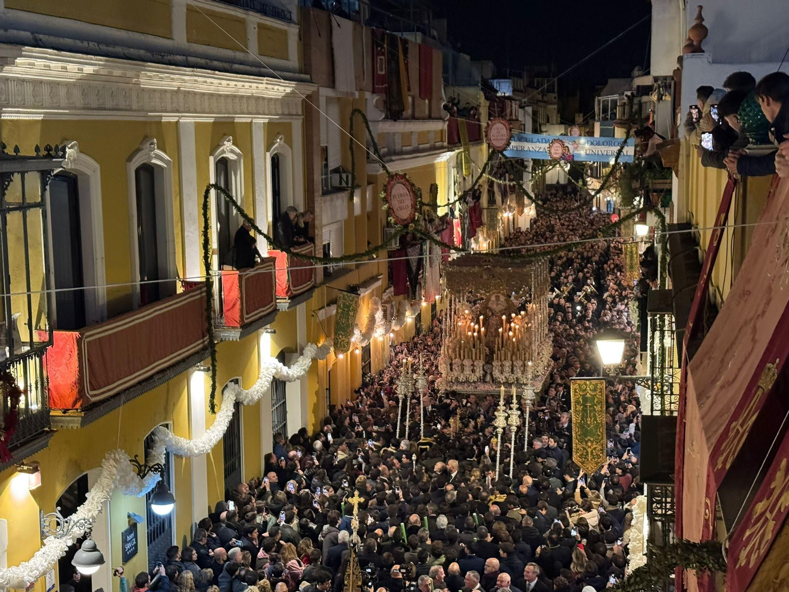 El regreso de la Macarena por la calle Parras
