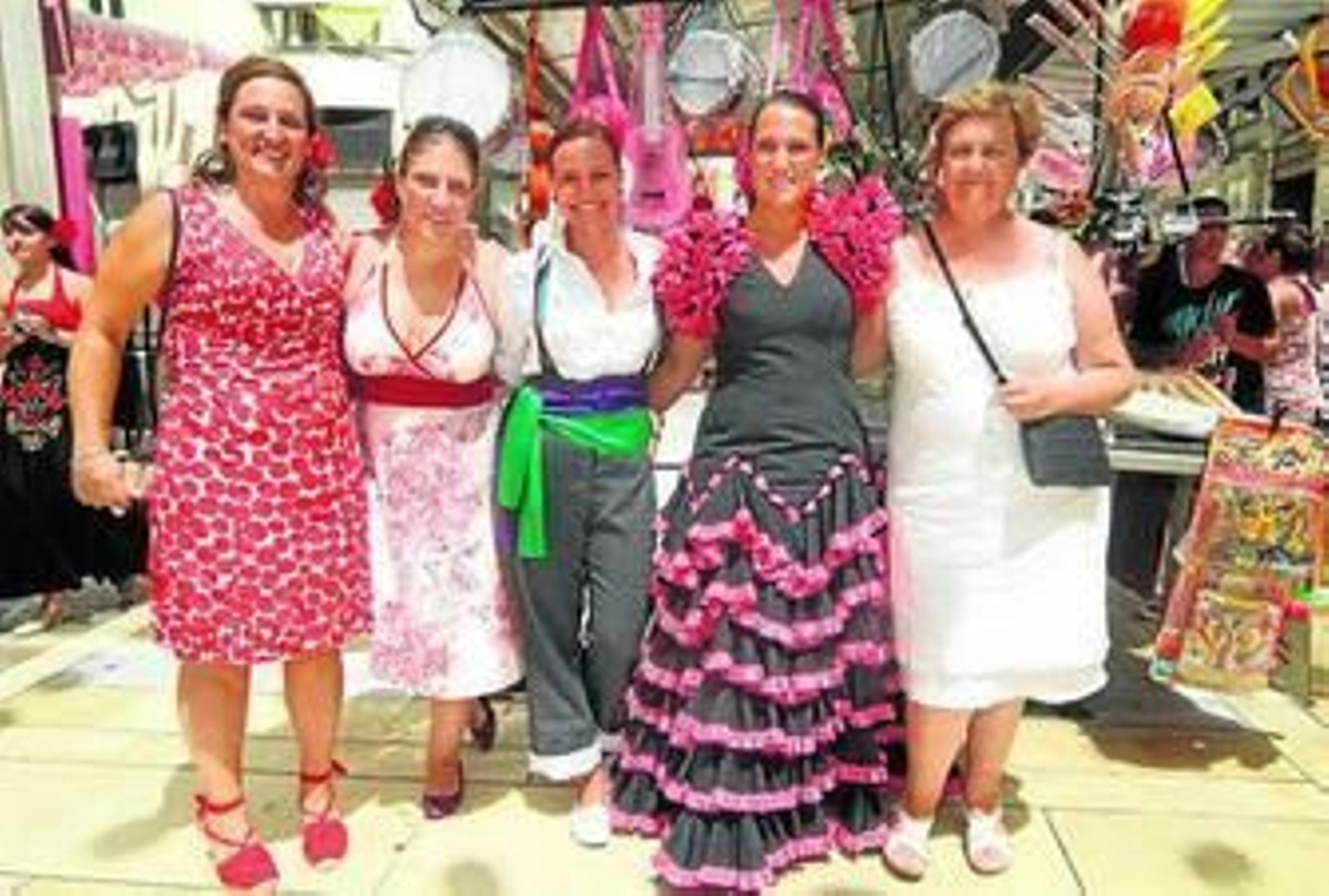 Un grupo de amigas de El Palo y Pedregalejo que disfrutan juntas de la Feria.