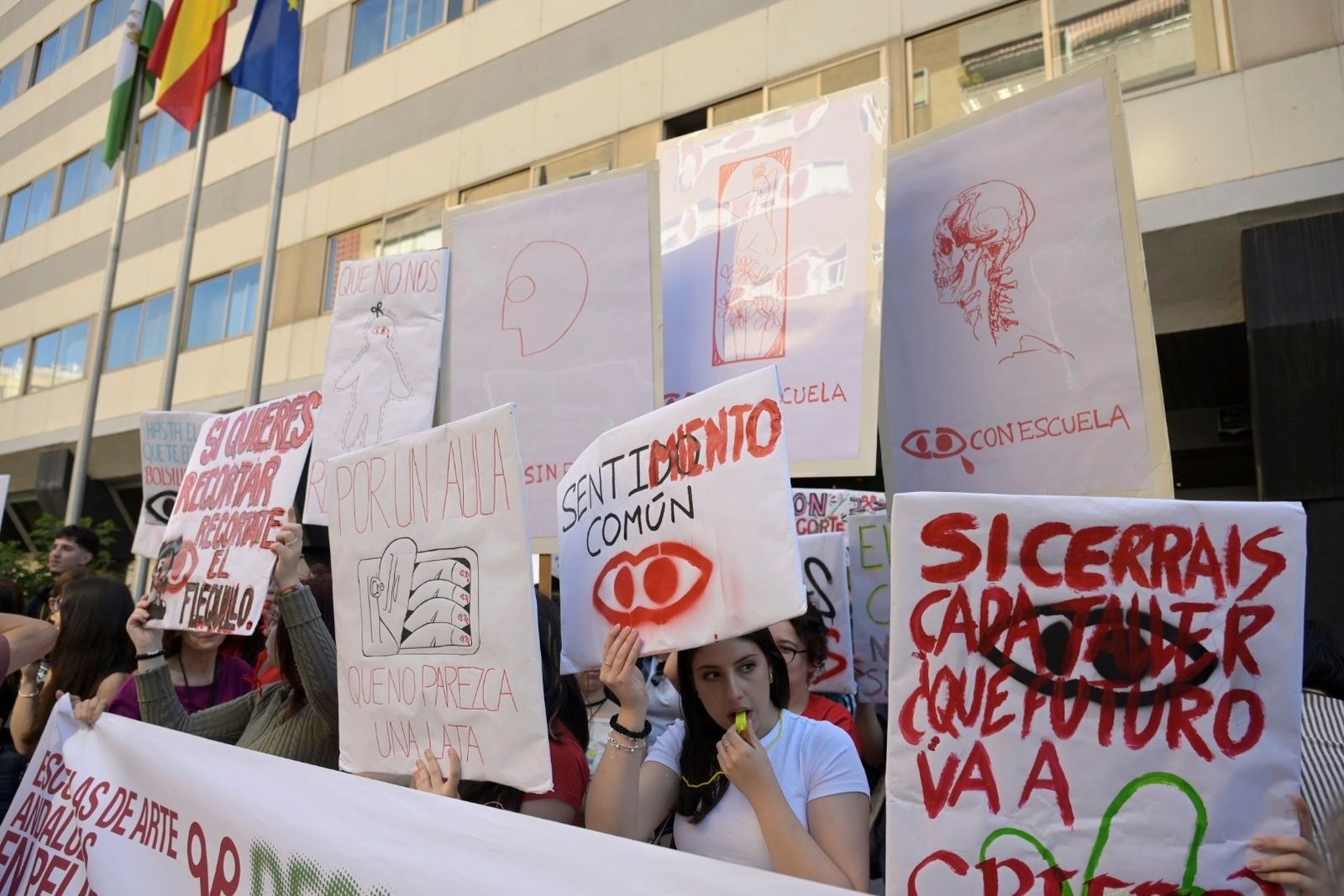 La protesta de la comunidad educativa de la Escuela de Arte y Superior ...