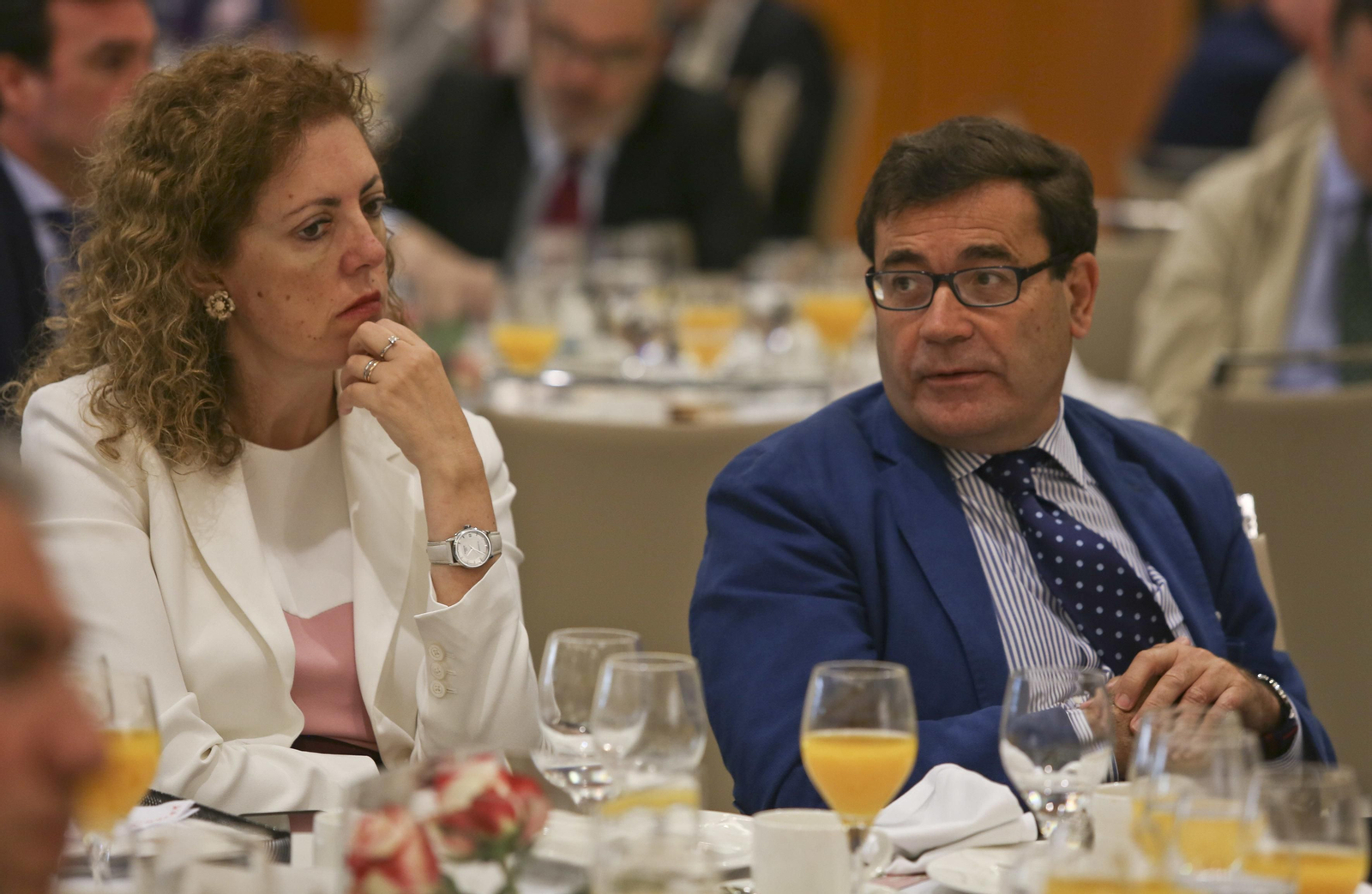 Las imágenes del desayuno-coloquio con Isabel García Tejerina