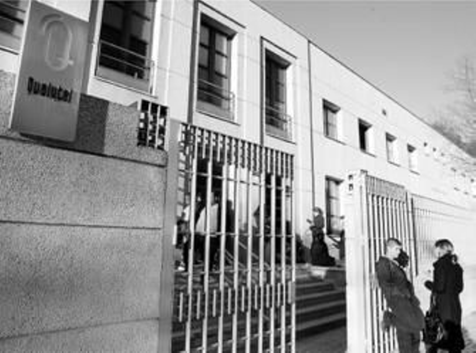 Trabajadores de Qualytel, ayer a las puertas del centro de trabajo de la empresa en Jerez.