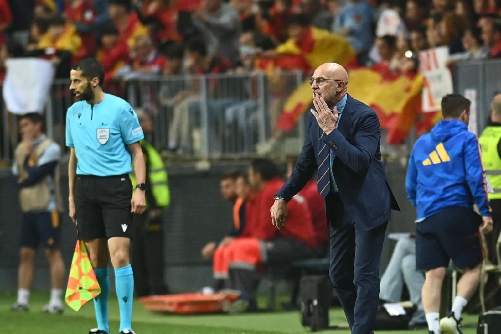 Luis De la Fuente dando indicaciones desde su área técnica.
