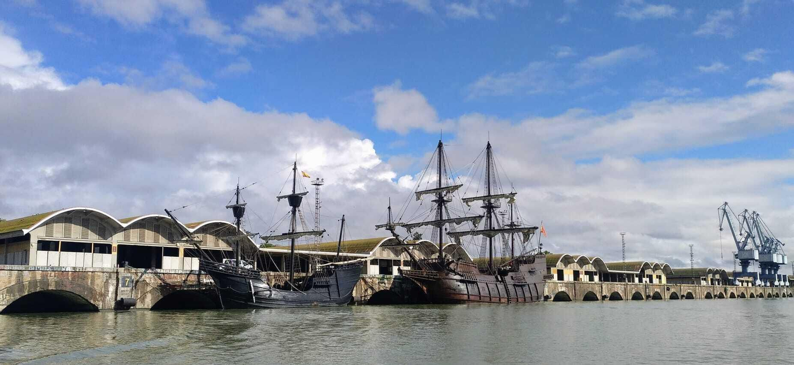 La Nao Victoria y el Galeón Andalucía atracados en el Muelle de Tablada.