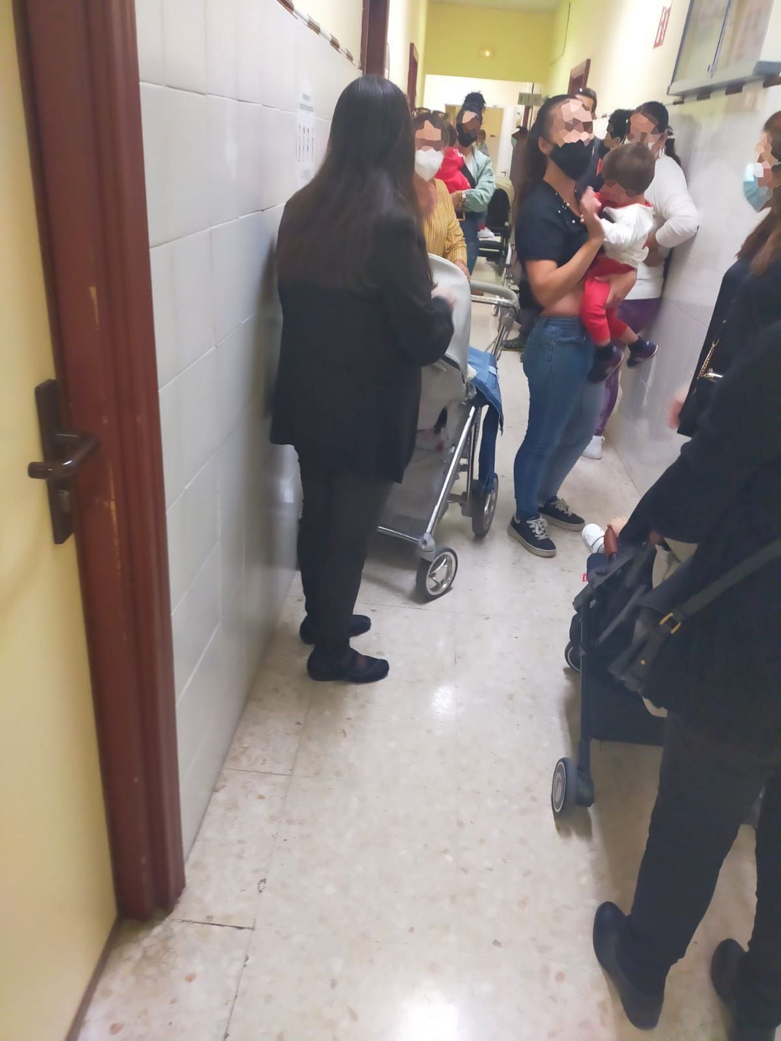 Pacientes en los pasillos del centro de salud Ronda Sur