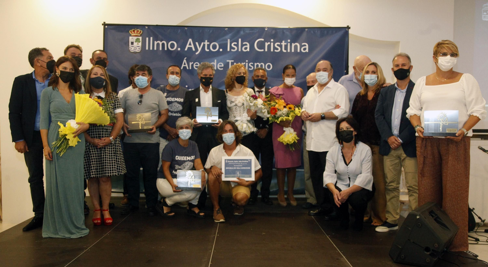 Fotografía de familia de galardonados y nominados, con las autoridades locales