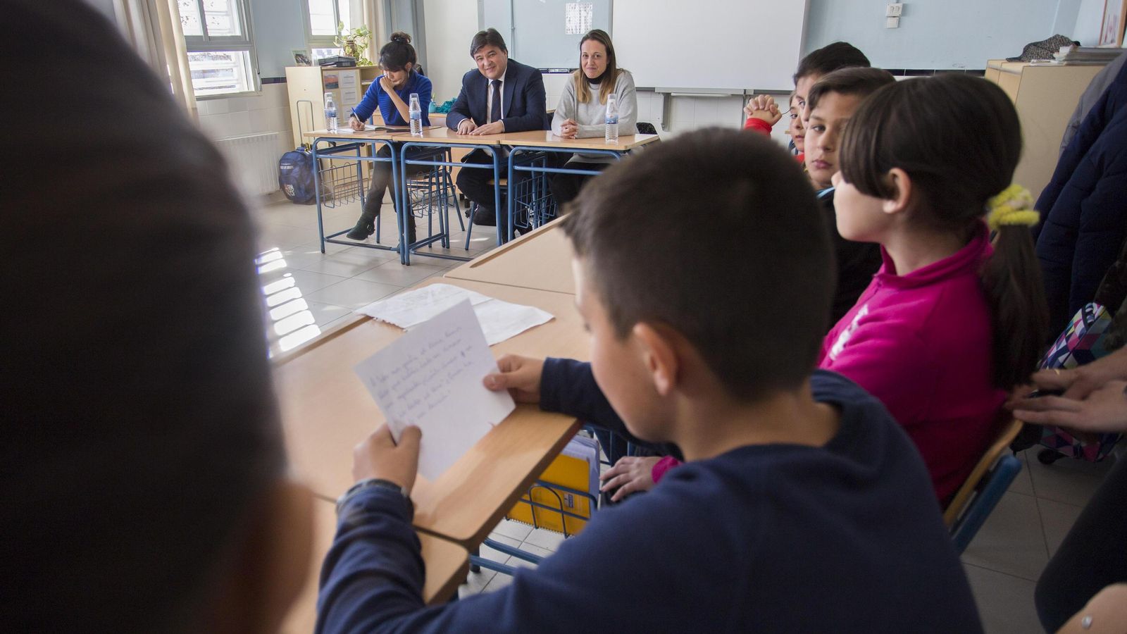 Gabriel Cruz y María José Pulido escuchan a los escolares.