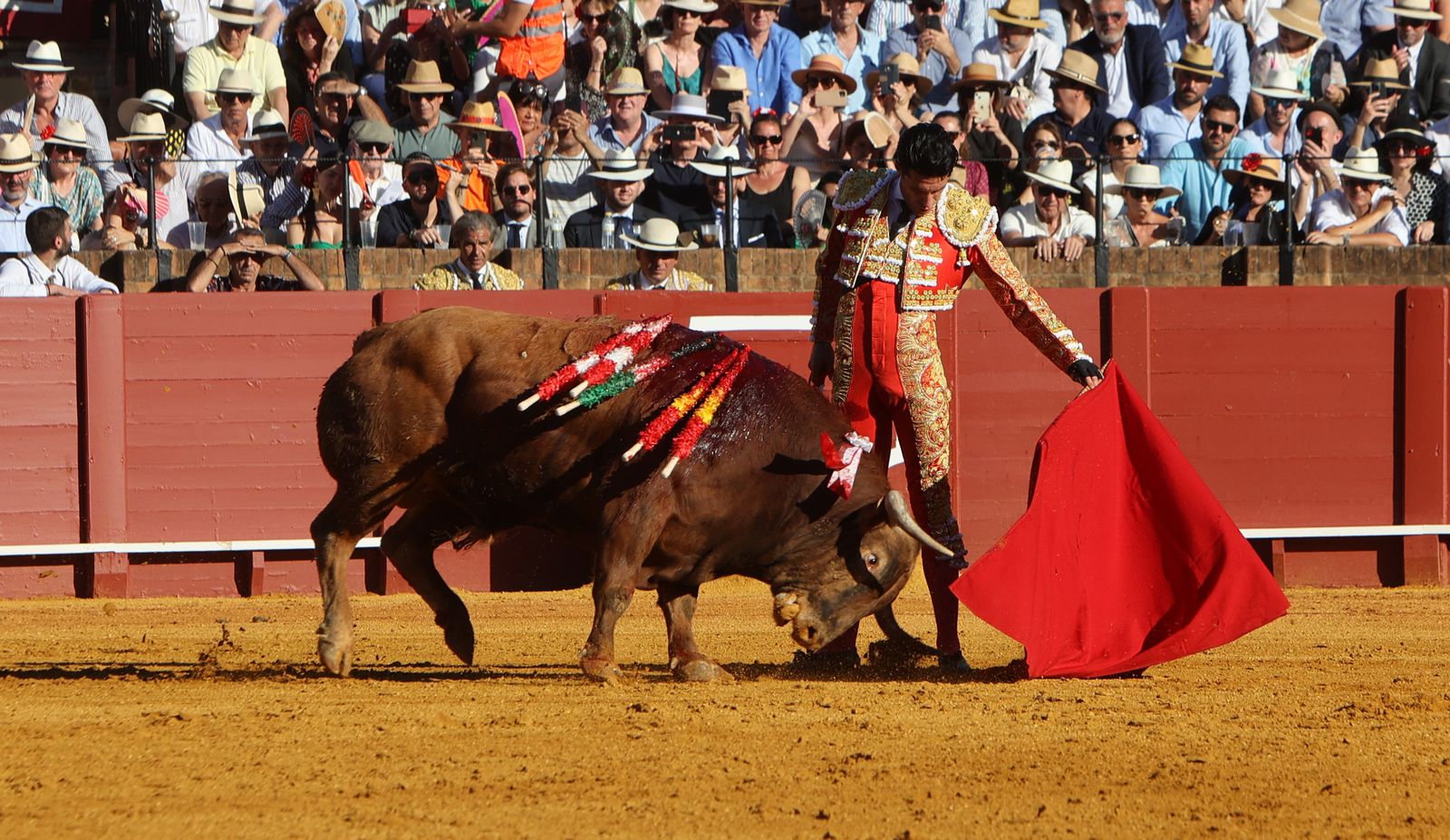 Imágenes de la corrida de toros en la Feria de Sevilla 2023 con El Juli, Alejandro Talavante y Tomás Rufo