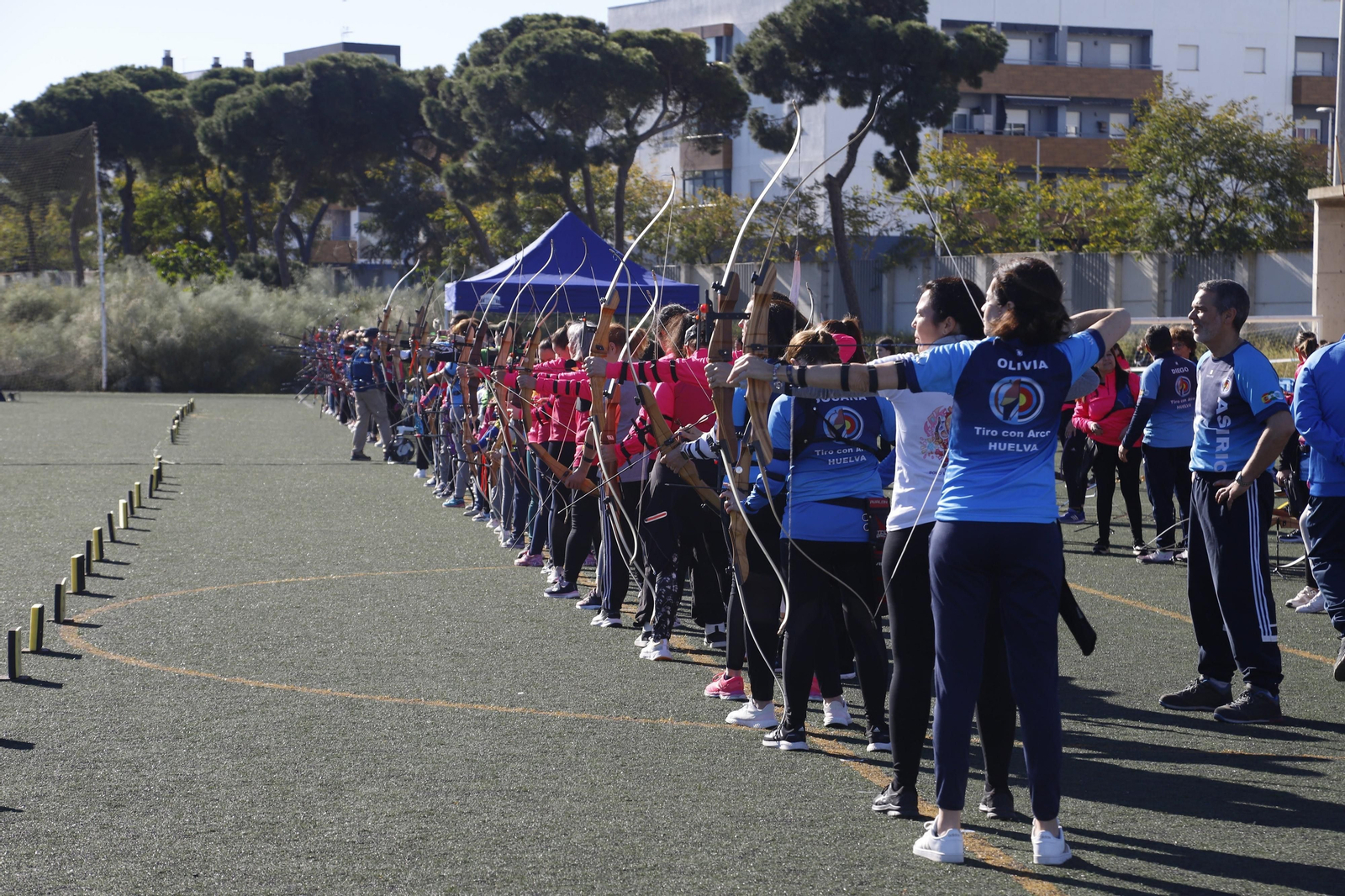 Arqueras en la línea de tiro durante la competición.