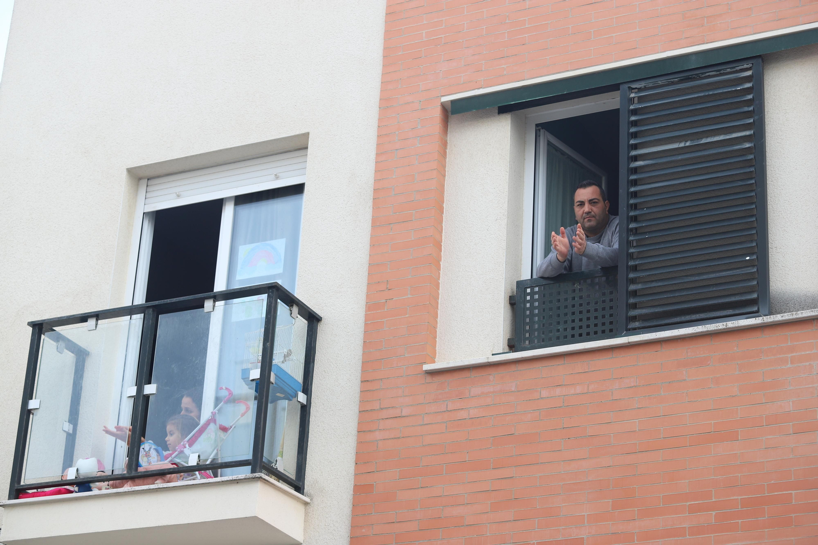 Imágenes de la sorpresa que recibieron los niños de la calle Arcipreste Julio Guzmán de Huelva