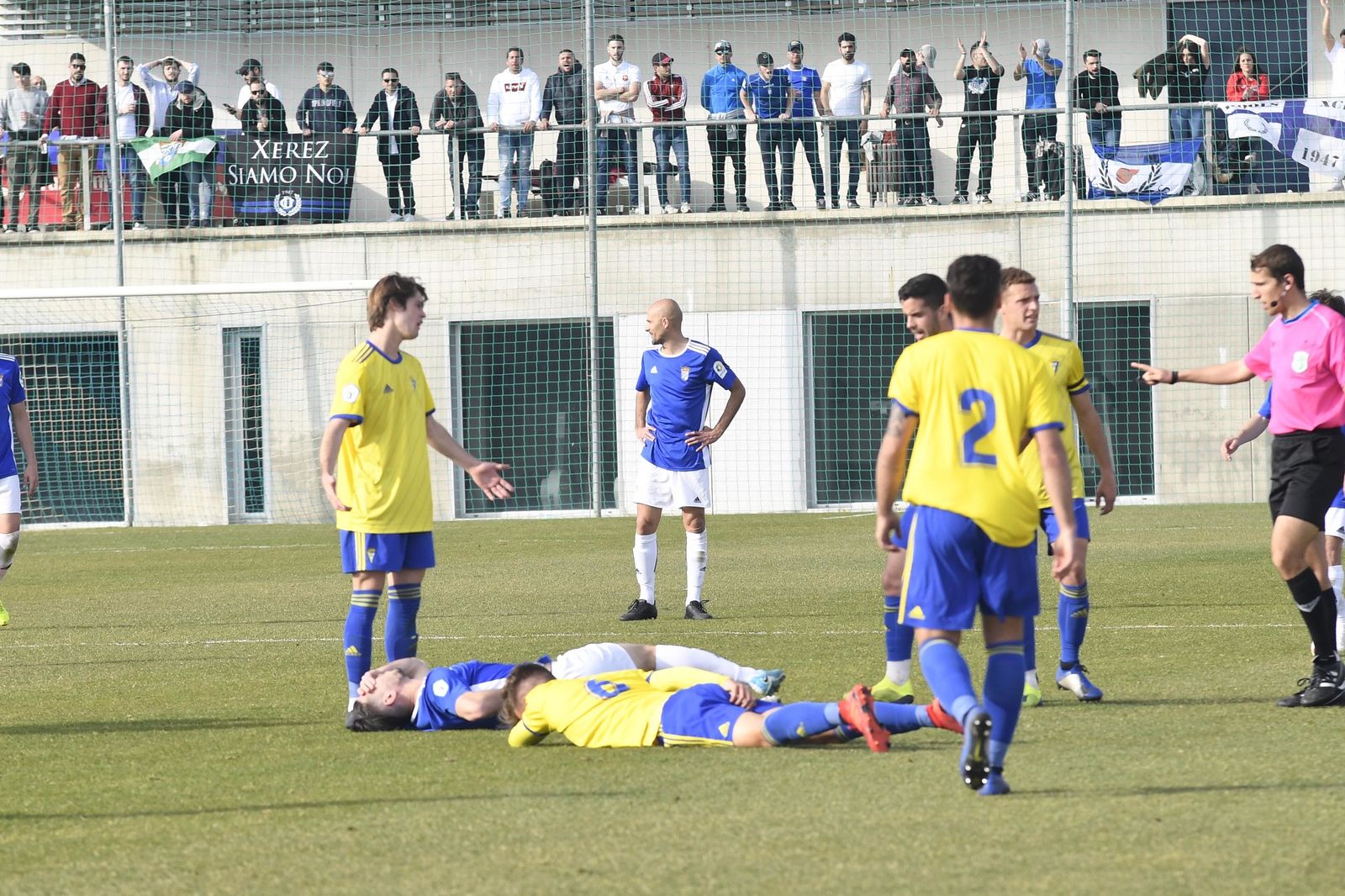 Aficionados del Xerez CD, al fondo en el partido de ayer domingo en El Rosal.