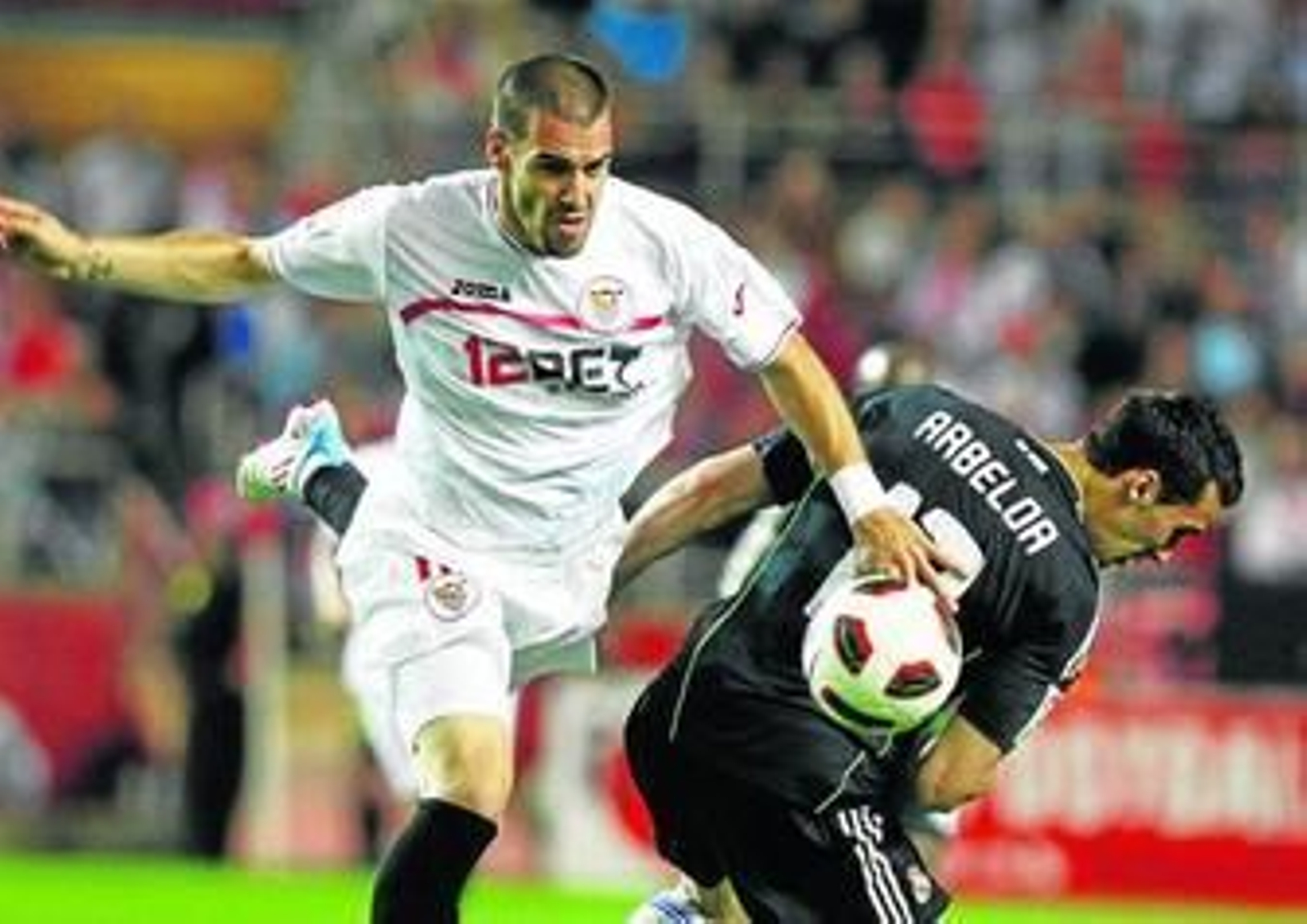 Negredo se lleva un balón aéreo ante la oposición del madridista Arbeloa.