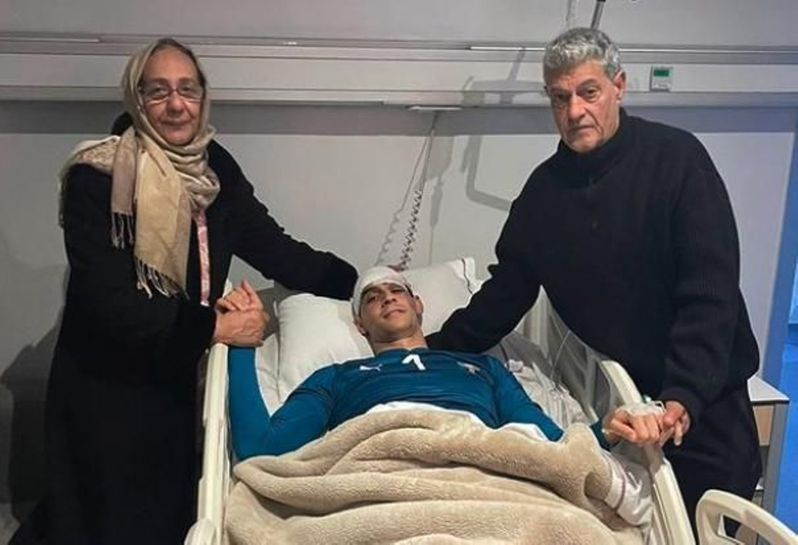 Bono, junto a sus padres en el hospital en el que fue tratado en prevención tras el partido.