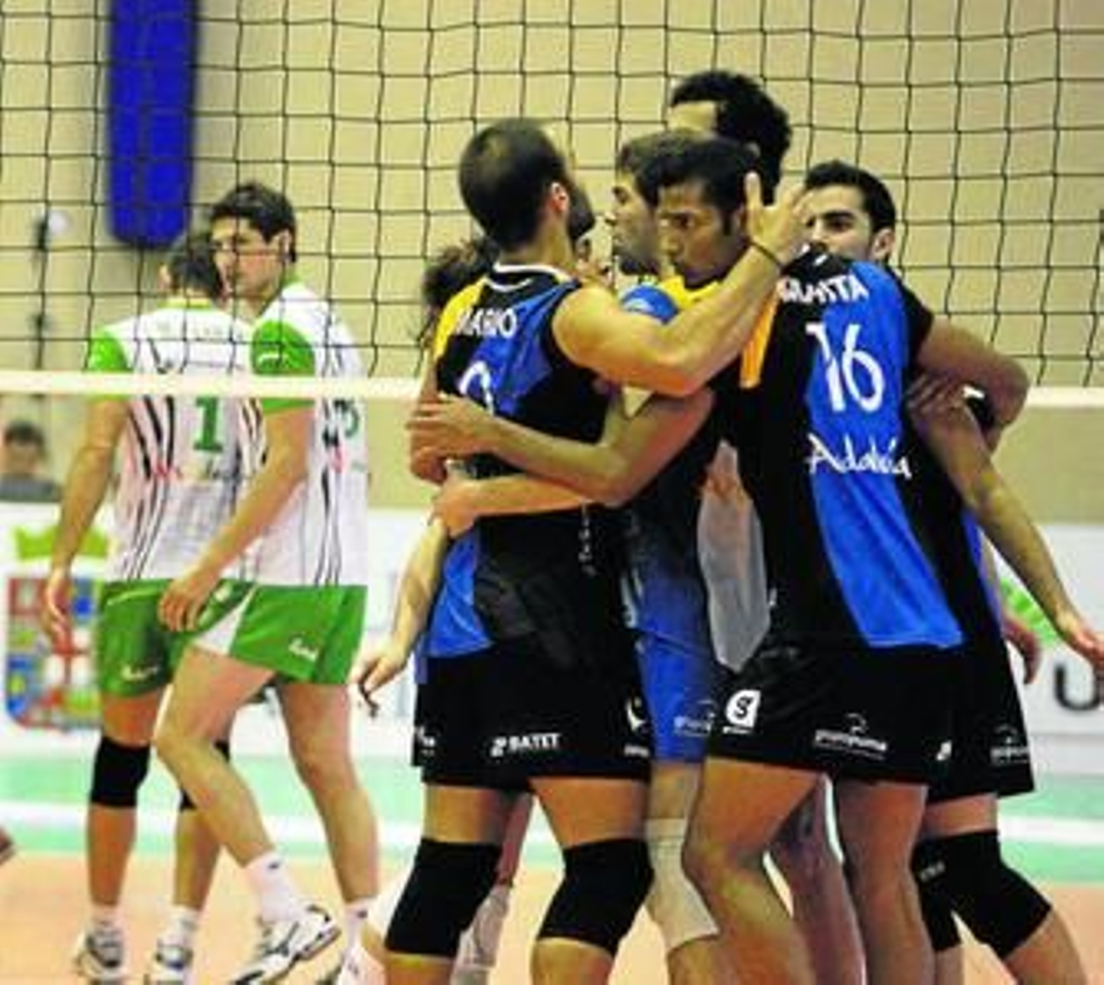 Los jugadores del Cajasol celebran un punto durante el primer set.