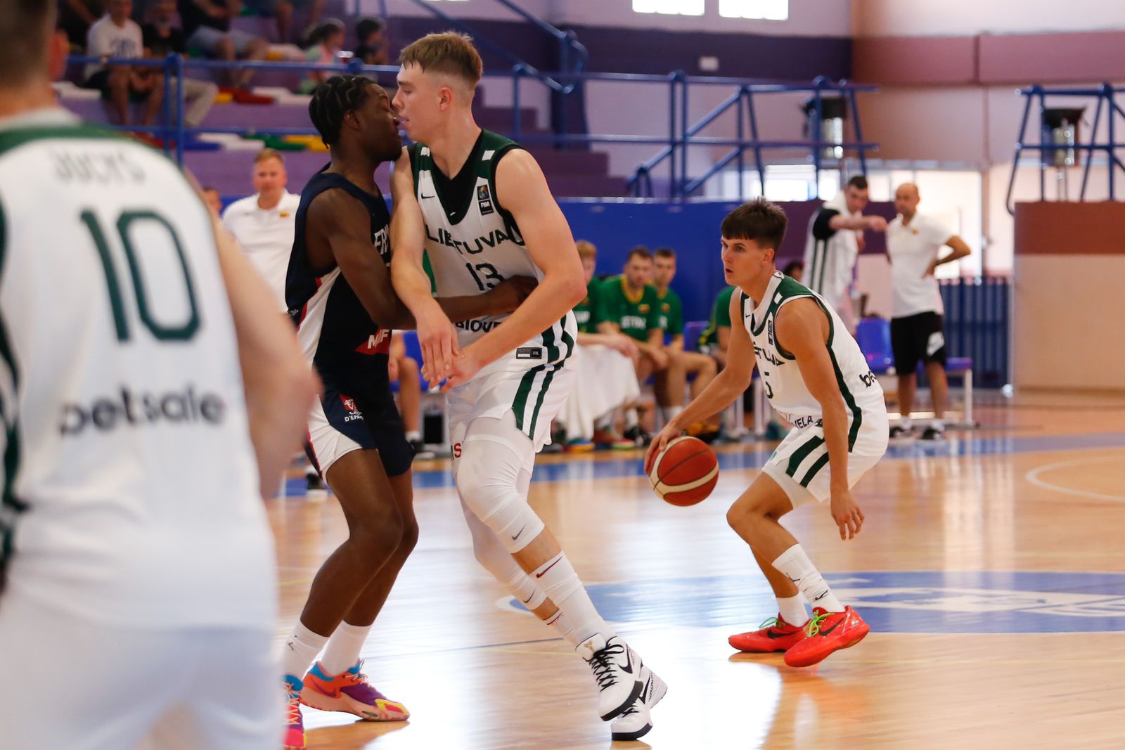 Las fotos de la primera jornada del torneo Internacional U20 de baloncesto de La Línea