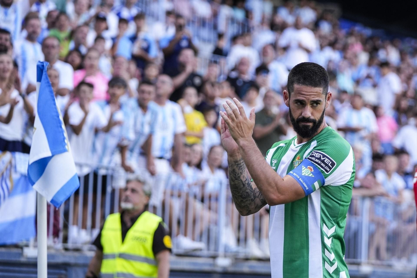 Isco agradece el cariñoso recibimiento de la afición del Málaga.