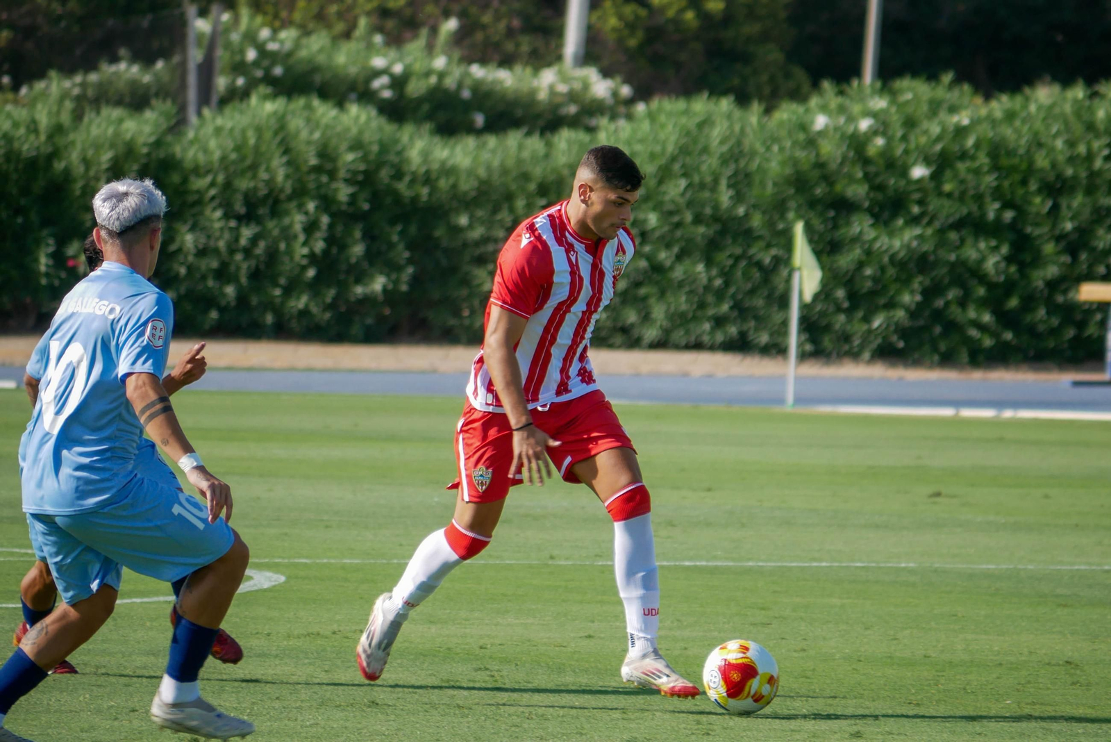 El extremo almeriense conduce el balón durante un encuentro de pretemporada frente al Juventud Torremolinos.