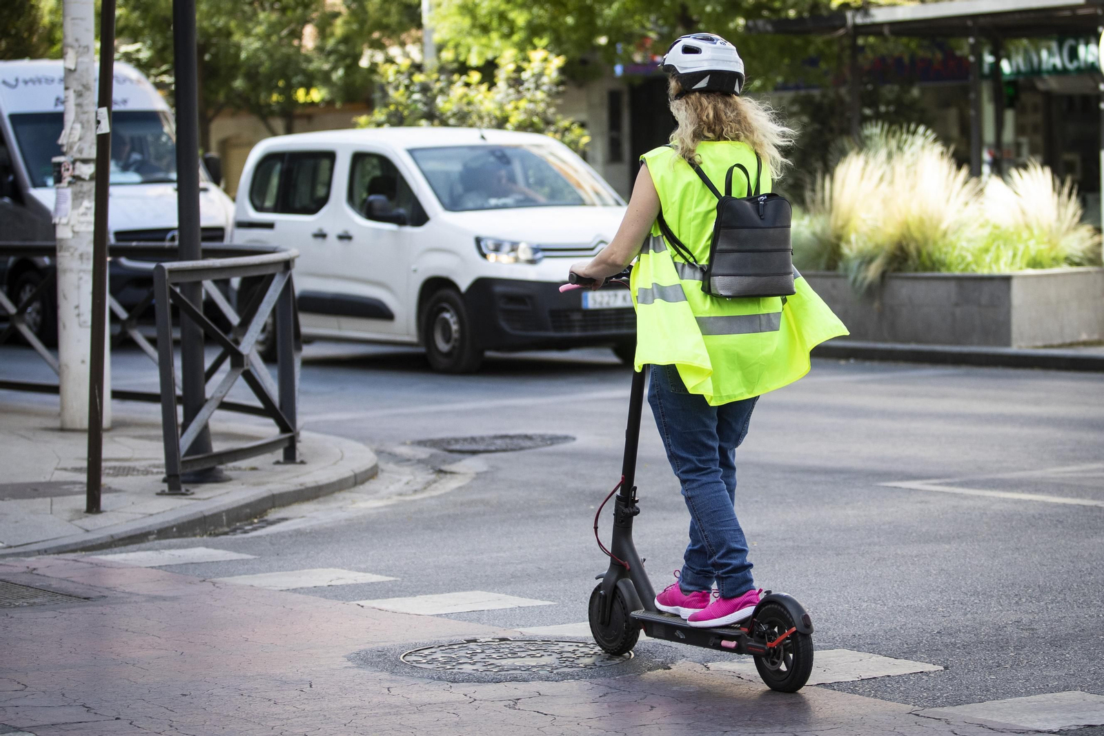 Usuaria de un patinete eléctrico, en una imagen de archivo. Usuaria de un patinete eléctrico, en una imagen de archivo.